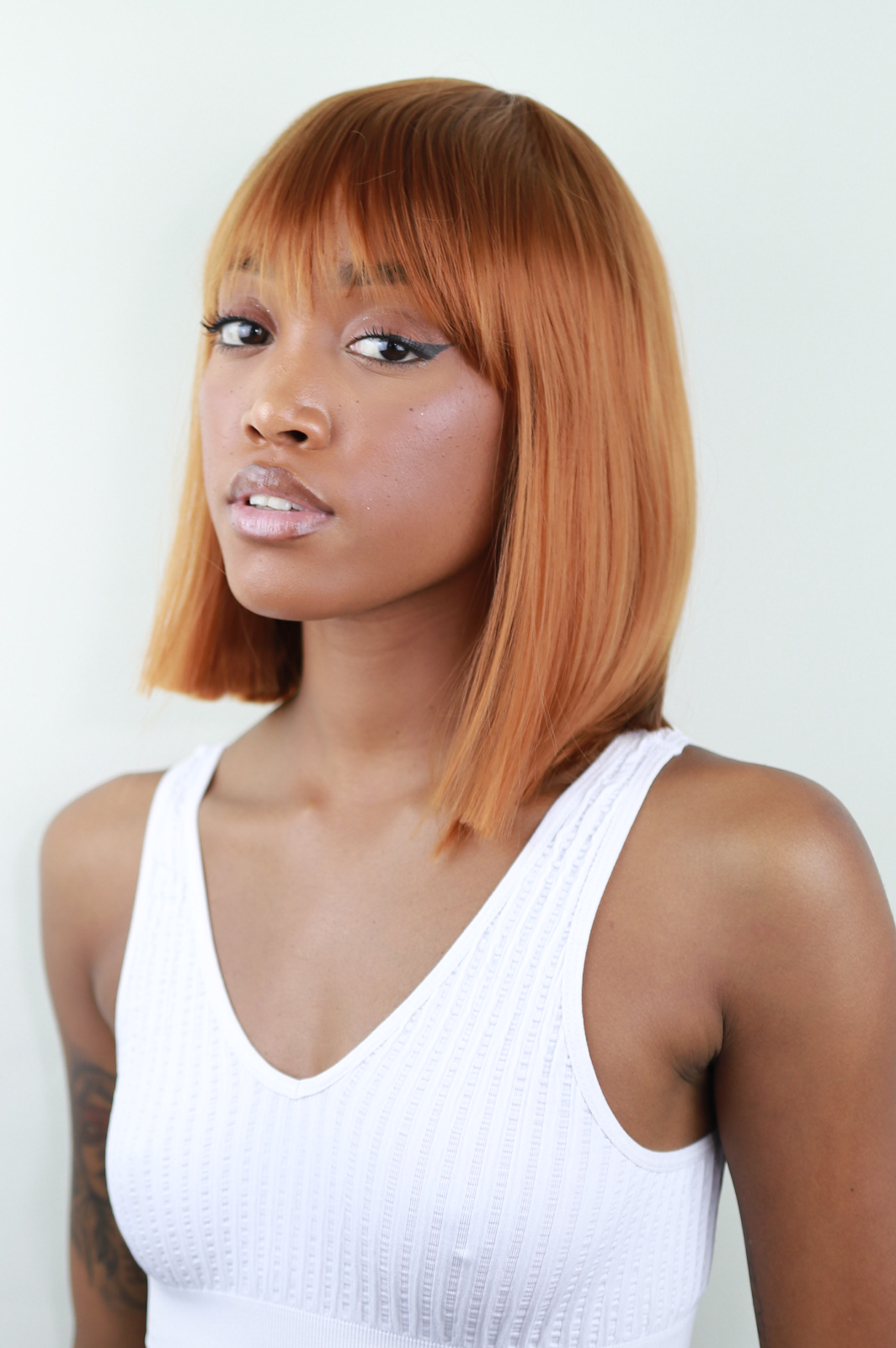 Iskaba Spice Bob: 12-Inch Long Black Heat Resistant Synthetic Wig with Bangs